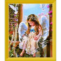 Маленький милый ангелочек в цветущей беседке