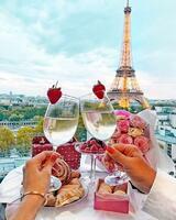 Без бренда «Свидание на фоне Эйфелевой башки» в Чите в интернет-магазине  Без бренда «Свидание на фоне Эйфелевой башки» в Чите