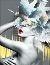 Обнаженная девушка с белыми голубями в голове