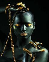 Без бренда «Девушка в черно-золотом макияже» в Чите