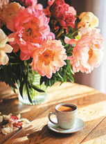 Утренний кофе и букет пионов