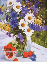 Полевые цветы в вазе и сочная клубника